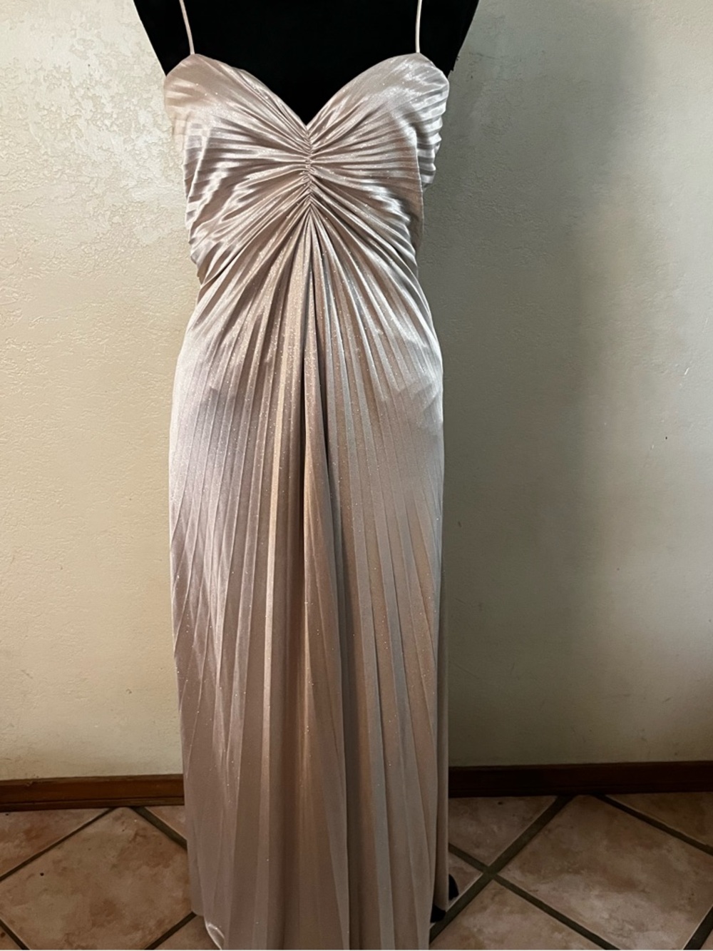 Elegant Champagne Pleated Spaghetti-Strap Evening Dress